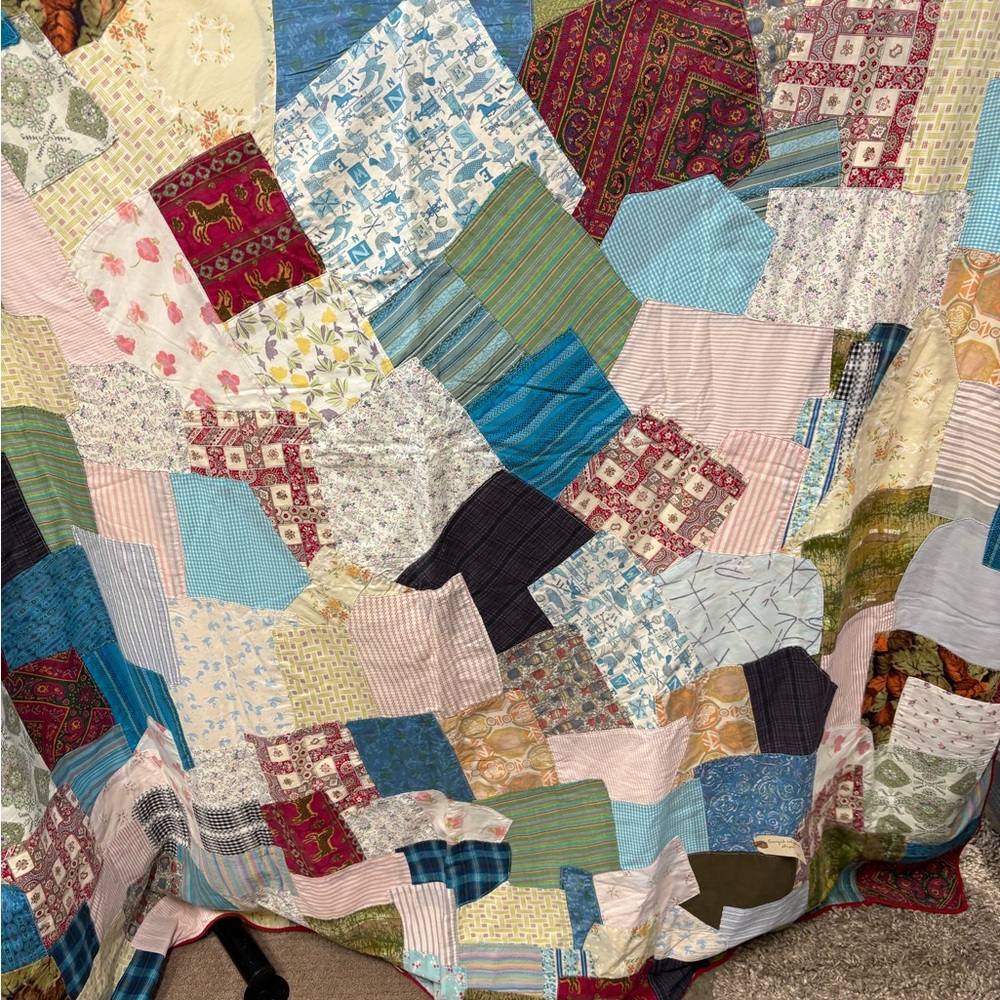 Vibrant Patchwork Quilt Had Made Vintage Fabric - Picture 6 of 15